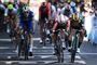 Elia Viviani (til venstre) måtte se sig slået af etapevinder Caleb Ewan (i midten) og Dylan Groenewegen.