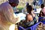 Congolesisk sundhedspersonale er her ved at give ebolavaccine til en mand i Goma, der den seneste uge er blevet ramt af første ebolatilfælde.