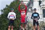 Spanske Juan Jose Cobo (midten) vandt i 2011 Vuelta a España, men er blevet dømt for doping, og sejren går derfor til Chris Froome (th.), der blev nummer to det år. Froomes landsmand Bradley Wiggins (tv.) blev nummer tre, men rykker efter Cobos dom op som nummer to.