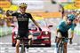 Simon Yates hentede sin første etapesejr i Tour de France i karrieren, da briten var hurtigste mand i en lille gruppe langt foran favoritterne torsdag.