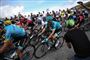 Jakob Fuglsang sad hele dagen sammen med de øvrige klassementfolk. Her er danskeren flankeret af Egan Bernal.