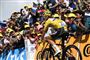 Julian Alaphilippe bliver båret frem af de franske tilskuere under Tour de France.