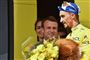 Frankrigs præsident, Emmanuel Macron (tv.), hyldede lørdag Julian Alaphilippe på toppen af Tourmalet.