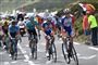 Danske Jakob Fuglsang (nummer tre fra højre) håber at finde overskud til at køre sig længere frem i den samlede stilling i Tour de France.