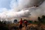 Et fly kaster vand over flammerne i Vila de Rai. Brandvæsnet har indsat 16 brandslukningsfly og 354 brandbiler. De assisteres af 20 soldater og fire bulldozere. Mydnighederne håber på at have brandene under kontrol mandag morgen, men de høje temperaturer i området besværliggør slukningen.
