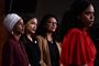 De fire demokratiske kongresmedlemmer Ayanna Pressley (forrest) Ilhan Omar (tv.) Rashida Tlaib (th.) Alexandria Ocasio-Cortez (midt) bliver af Donald Trump kaldt "The Squad".