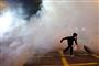 Politiet brugte tåregas mod demonstranter, der søndag aften gik på gaden i Hongkong i protest mod regeringen.