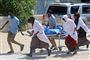 Sygeplejersker ved Medina Hospital i Mogadishu haster til modtagelsen med en patient, der blev såret i mandagens angreb.