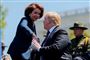 Præsident Donald Trump siger mandag aften, at han har indgået en budgetaftale med Demokraterne. Her ses han give hånd med formanden for Repræsentanternes Hus, demokraten Nancy Pelosi, ved en mindehøjtidelighed i Washington D.C. i maj.
