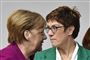 CDU's leder, Annegret Kramp-Karrenbauer (til højre), er ofte blevet sammenlignet med den tyske forbundskansler, Angela Merkel (til venstre). CDU-lederen er kørt i stilling til at overtage posten som forbundskansler i 2021.