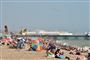 I Storbritannien var det onsdag over 30 grader, og meteorologer forventer op til 37 grader senere denne uge. I Brighton i det sydlige England søgte mange mod stranden.