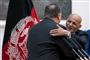 Afghanistans præsident, Ashraf Ghani, og USA's udenrigsminister, Mike Pompeo, der her ses omfavne hinanden under et bilateralt møde i Kabul i juli 2018, opfordrer nu til nye forhandlinger om en ende på konflikten i Afghanistan.