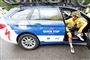 Julian Alaphilippe måtte fredag færdiggøre 19. etape i Tour de France i bil, efter at løbet blev stoppet før tid på grund af uvejr.