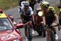 Simon Yates (til højre) og Egan Bernal får at vide, at 19. etape af Tour de France bliver stoppet.