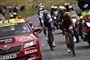 Simon Yates (til højre) og Egan Bernal lå forrest fredag, da de og resten af feltet fik at vide, at etapen blev stoppet på grund af dårligt vejr.