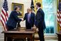 USA's præsident, Donald Trump (i midten), og Guatemalas indenrigsminister, Enrique Degenhart (til venstre), har fredag underskrevet en asylaftale mellem de to lande. Til stede i Det Ovale Værelse var også minister for indenlandsk sikkerhed i USA Kevin McAleenan (til højre).