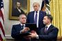 USA's præsident, Donald Trump (i midten), og Guatemalas indenrigsminister, Enrique Degenhart (til venstre), underskrev fredag en asylaftale mellem de to lande. Til stede i Det Ovale Værelse var også minister for indenlandsk sikkerhed i USA Kevin McAleenan (til højre).