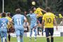 Hobros høje midtstopper Rasmus Minor Petersen kommer højest i en luftduel med Randers-angriberen Marvin Egho. Kampen endte 2-2.
