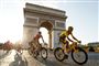 Egan Bernal fuldendte søndag sin historiske triumf i Tour de France.