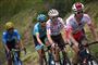 Romain Bardet (i prikker) har vundet bjergtrøjen i årets Tour de France. Vejen til sejr gik over en nærmest usynlig optræden, og spørgsmålet er, om vejen til franskmandens sejr vil give fut til diskussionen om bjergtrøjens reelle værdi.