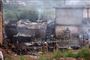 Pakistans militær arbejder ved stedet i byen Rawalpindi, hvor et militærfly styrtede ned og dræbte alle 17 om bord.