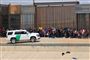 En gruppe centralamerikanske migranter ses her blive tilbageholdt af de amerikanske grænsemyndigheder ved grænsen mellem Mexico og USA 7. maj 2019. Ifølge menneskerettighedsorganisation har myndighederne fortsat en udskældt praksis med at adskille migrantbørn fra deres forældre.