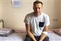 Et billede, som Aleksej Navalnyjs kontor har offentliggjort, viser oppositionslederen sidde på en hospitalsseng. Han var indlagt efter at have haft en form for allergisk reaktion i form af blandt andet hævelser omkring øjnene. Han og hans advokat mistænkte, at det kunne være forgiftning. (Arkivfoto).