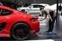 Shanghai Auto Show, som foregik i april, er et af verdens største udstillingsvinduer for ny bilteknologi. Her pegede mange producenter i retning af en elektrisk og benzinfri omstilling. På billedet ses en Porsche Cayman GTS.