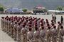 Nyuddannede soldater deltog i en militærparade i Aden torsdag (billedet). Her blev mindst 32 dræbt i et angreb udført af houthi-oprørere.