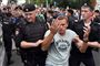 Den russiske oppositionsleder, Aleksej Navalnyj, er blevet diagnosticeret med en allergisk reaktion. Hans læge og advokat mener, at der er tale om forgiftning. Her ses han under en demonstration i Moskva den 12. juni, hvor han endnu en gang blev anholdt.
