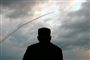 Et billede taget fra den statslige nordkoreanske tv-station KCTV viser Nordkoreas øverste leder, Kim Jong-un, der overværer prøveaffyringen af et ballistisk missil tidligt onsdag morgen. Torsdag er der tegn på, at nordkoreanerne igen har foretaget en prøveaffyring.