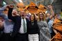 Liberaldemokraternes Jane Doods (i midten) fejrer sin sejr i valgkredsen Brecon og Radnorshire i Wales.