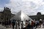 Denne sommer har der været ekstra lang kø ude foran Louvre-museet med den karakteristiske glaspyramide. (Arkvfoto).