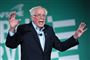Den demokratiske præsidentkandidat Bernie Sanders retter sin vrede mod våbenlobbyen og republikanerne.