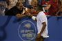 Nick Kyrgios fejrer sin sejr i semifinalen over Stefanos Tsitsipas med en tilskuer ved ATP-turneringen i Washington D.C. i USA.