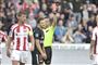 FC Midtjyllands Erik Sviatchenko bliver vist ud af kampen mellem FC Midtjylland og AaB, men midtjyderne formåede alligevel at tage alle tre point.
