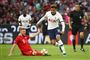 Dele Alli har været med for Tottenham i optakten til sæsonen - som her mod Bayern München i juli - men nu er englænderen ude med en skade.
