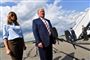 Præsident Donald Trump, der her ses sammen med USA's førstedame, Melania Trump, har drøftet med sin justtitsminister og med FBI, hvad der kan gøres for at forhindre flere masseskyderier, siger han.