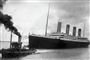 "Titanic" var bygget på skibsværftet Harland and Wolff i Belfast. På billedet trækker en lodsbåd passagerskibet ud af Southamptons havn 10. april 1912 for at indlede jomfrurejsen til USA. Fire dage senere stødte skibet på et isbjerg ud for Newfoundland og sank. (Arkivfoto).