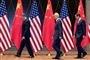Kina er en valutimanipulator, udtaler USA's finansminister, Steven Mnuchin, i en meddelelse mandag. Her ses finansministeren (til højre) sammen med den amerikanske handelsrepræsentant, Robert Lighthizer (til venstre), og Kinas vicepremierminister, Liu He (i midten), i Shanghai i slutningen af juli.