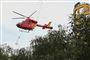 En ambulancehelikopter ses her lette fra kunstmuseet Tate Modern i London søndag eftermiddag. Museet blev først lukket ned og siden evakueret, efter at en seksårig dreng var faldet fem etager ned. En teenager er anholdt på mistanke om drabsforsøg.