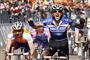 Belgieren Wouter Weylandt nåede at vinde en etape i både Giro d'Italia og Vuelta a España, inden han på tragisk vis døde under Giro d'Italia i maj 2011. Her ses han i gang med sin fejring af etapesejren i Giroen i 2010.