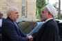 Irans præsident, Hassan Rouhani (th), og udenrigsminister Mohammad Javad Zarif, trykker hånd i Teheran tirsdag.