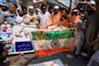 Folk i Pakistan har her sat ild til et indisk flag. Pakistan og Indien gør begge krav på Kashmir-regionen.
