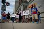 En gruppe demonstranter samles foran rådhuset i Dayton, Ohio forud for USA's præsident, Donald Trump, besøger byen efter weekends masseskyerier.