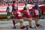 Billedet her er fra november 2016, hvor Kaepernick (nummer 7) og to holdkammerater knæler under den amerikanske nationalsang.