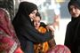 En pakistansk kvinde omfavner en indisk muslimsk slægtning på en station i Kashmir, hvor spændinger er taget voldsomt til mellem hinduer og muslimer. Det er sket, efter at Indiens regering har ophævet en paragraf i forfatningen, som gennem årtier gav Kashmir en særlig status i form af autonomi. Formålet er at integrere det urolige område med muslimsk flertal i det øvrige Indien.