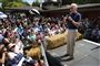 Den demokratiske præsidentkandidat Joe Biden, der torsdag talte i Des Moines i Iowa, siger, at en præsidents ord er vigtige. "Det er ord, som kan appellere til de bedre engle i vor natur. Eller de kan frigøre de dybeste og mørkeste kræfter i denne nation".
