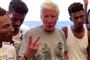 Den amerikanske filmskuespiller Richard Gere besøgte fredag 121 migranter, som befinder sig på et humanitært skib i Middelhavet, efter at de er flygtet fra menneskerettighedskrænkelser i Libyen.