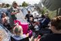Der er god stemning på campingområdet på Smukfest, selv om mange telte er oversvømmede på grund af kraftige regnbyger. Når det ikke regner, skinner solen, og festivalgæsterne holder humøret højt.
